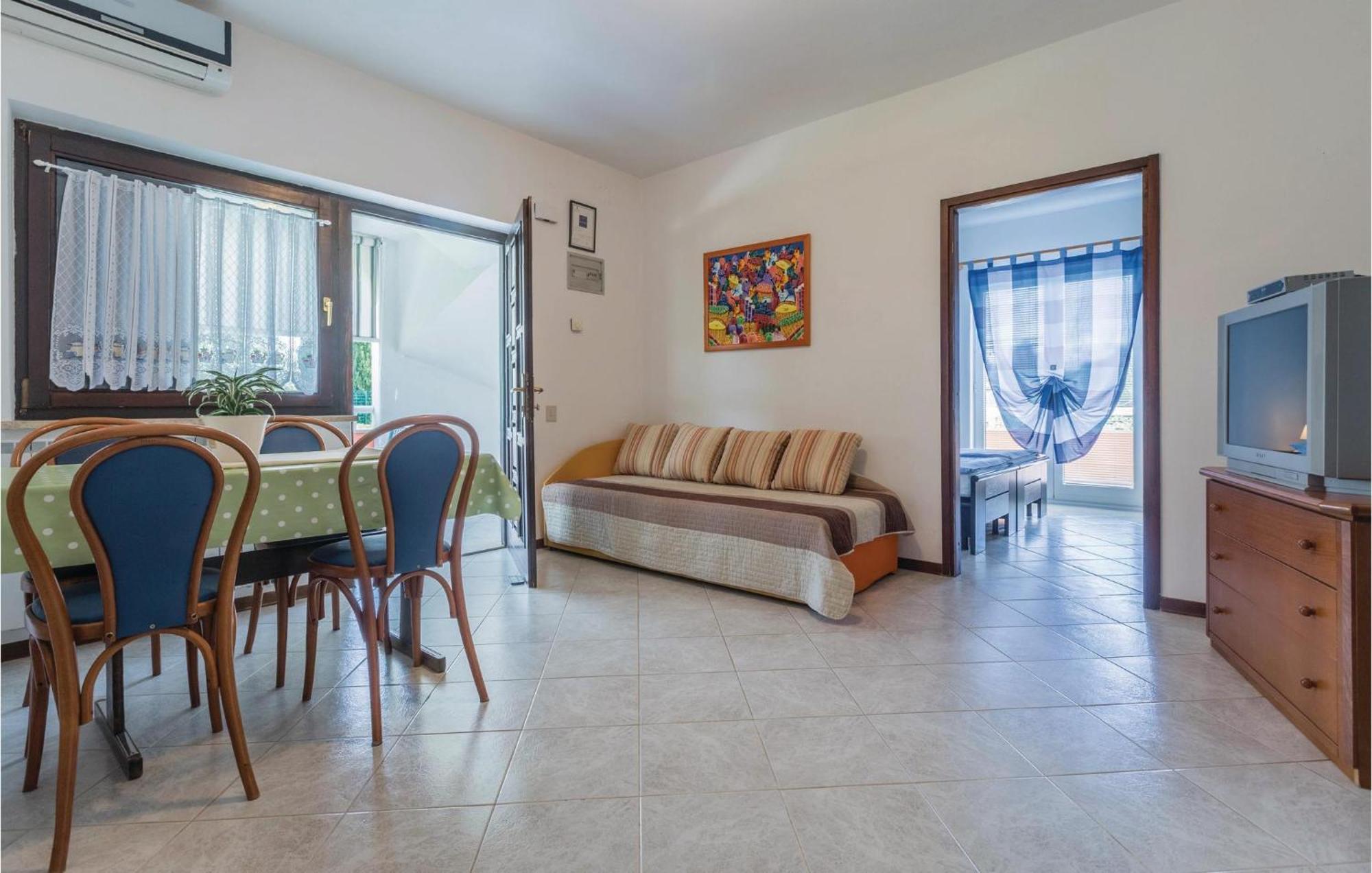 2 Bedroom Beautiful Apartment In Savudrija Exteriér fotografie